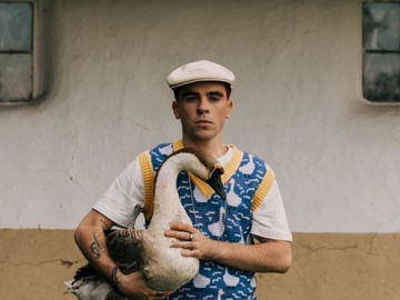 Вельбой припинив приховувати обличчя своєї дівчини