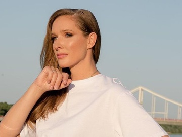 Підтримала український бренд: Осадча знялася в «розумному» купальнику з леопардовим принтом