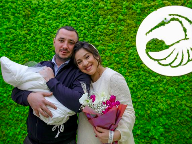 Наталка Карпа с мужем и дочерью