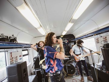 Рок-рекорд на швидкості 140 км/год: Epolets презентували нову пісню, їдучи в поїзді