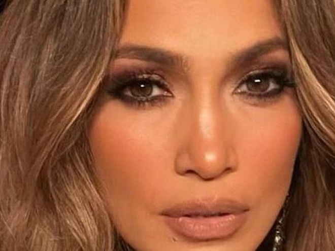 Дженніфер Лопес уразила підписників пишною сукнею з глибочезним декольте