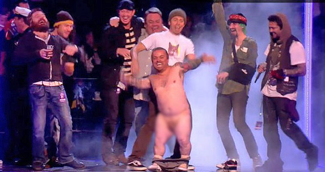 Голый карлик показал член на MTV Europe Music Awards 2010