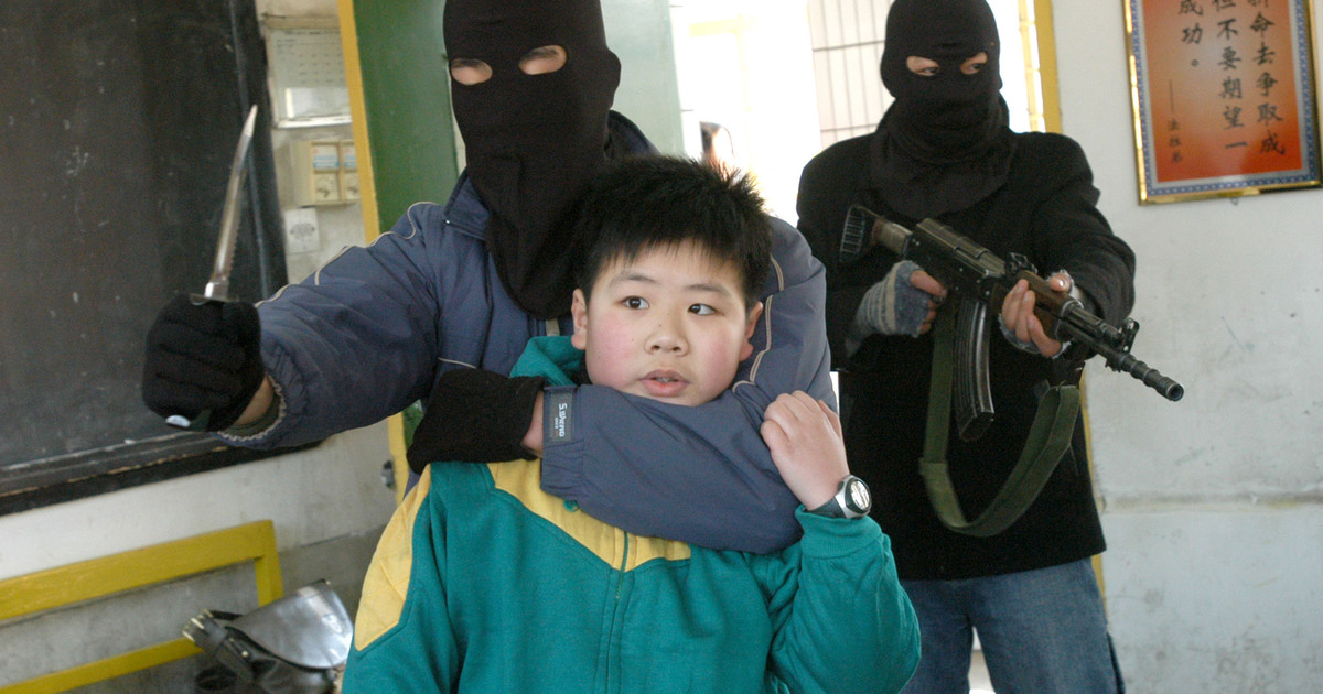 Детское нападение. Дети заложники террористов. Бандиты в школе.