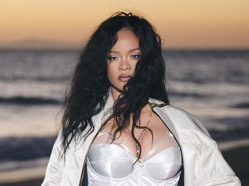 Ріанна розігріла соцмережу хижим образом на прозорому столі – світлини