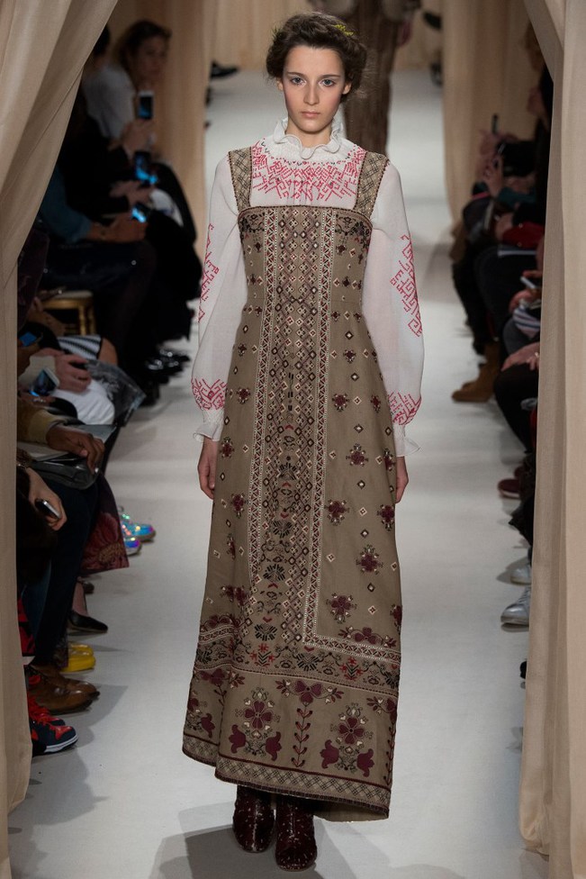 Вышиванка Haute Couture: показ весенней коллекции Valentino