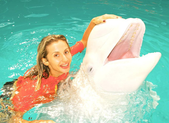  Светлана Лобода залезла в пасть дельфина