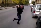 Танцует, словно порхает