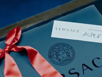 Гарячі помічники Санти в різдвяному відео Versace