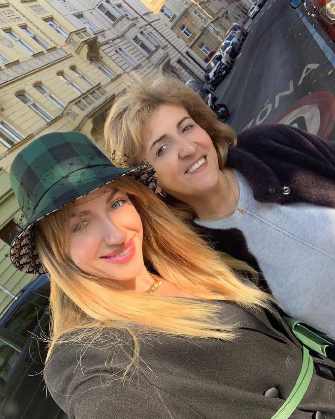 Леся Никитюк с мамой в Праге