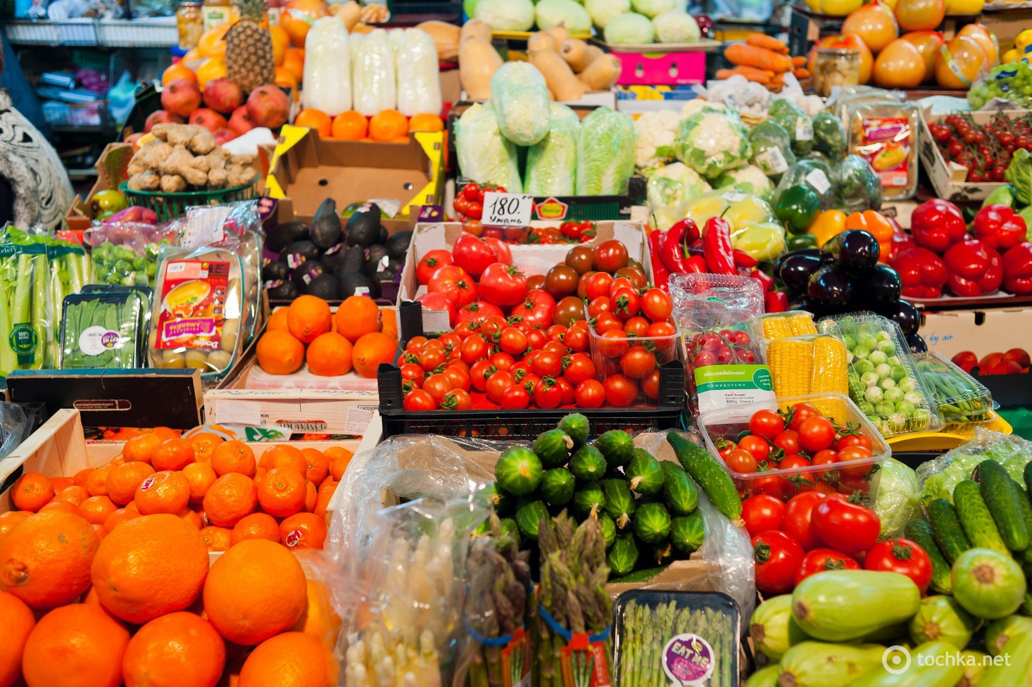 Продажа овощей магазины. Прилавок с овощами и фруктами. Овощи на рынке. Фрукты овощи ассортимент. Фруктовый рынок.