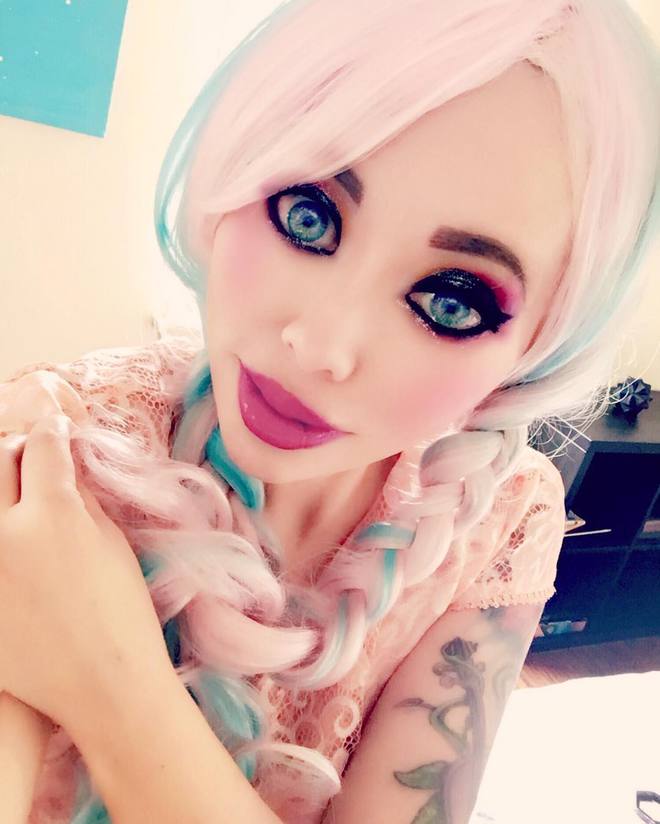 Ophelia Vanity - девушка-Барби