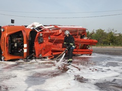 перевернутая пожарная машина