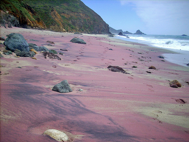 Пляжи с разноцветным песком