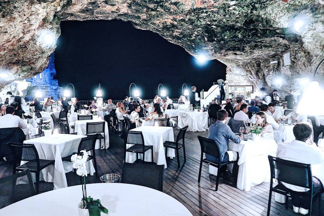 10 самых оригинальных ресторанов мира: Grotta Palazzese. Полиньяно-а-Маре, Италия
