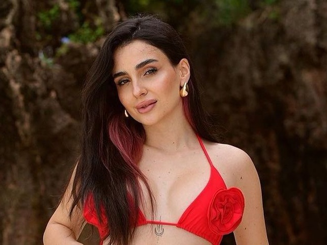 "Жінка почала ревнувати": Трінчер покорила публіку позами в купальнику з чотирьох частин