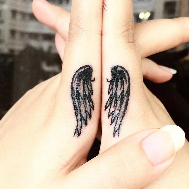 Нежные татуировки на пальцах