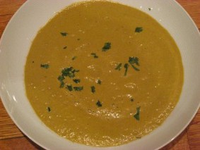 Сыроедческий суп из перца с карри