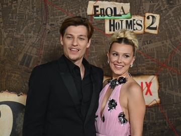 Міллі Боббі Браун та Джейк Бонджові поділилися першим фото з прийомною дочкою