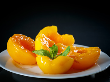 Салат с консервированными персиками: простые рецепты