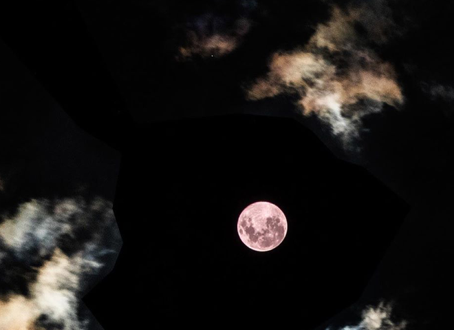 Рожевий місяць: фото, які захоплюють дух