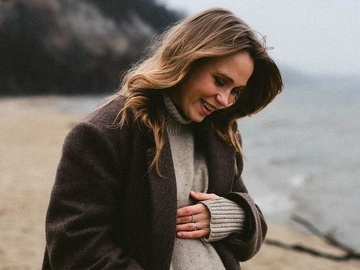 Кошмал знялася в мінісукні і зізналася, скільки кг набрала під час вагітності