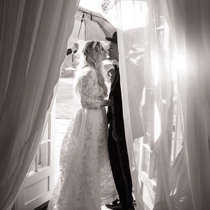 Бохо-шик: Ешлі Сімпсон нарешті показала свою весільну сукню