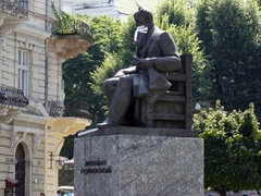 У Львові заклеюють роти пам'ятникам