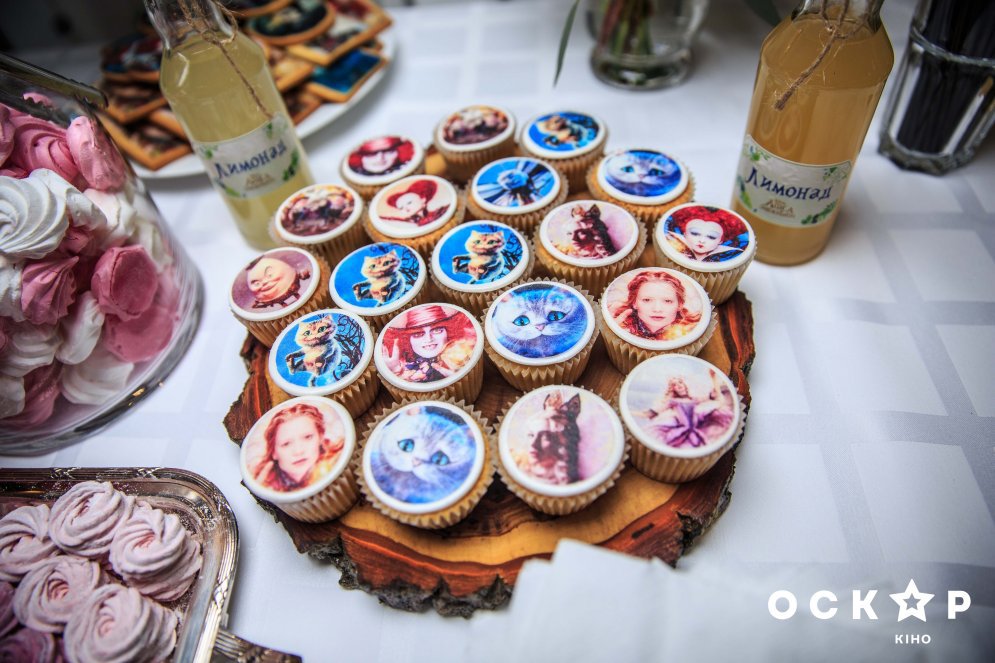 Аліса в Задзеркаллі прем'єра