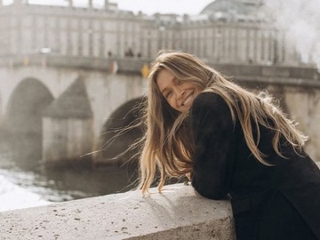 «3 щасливі дні»: Брежнєва похвалилася відпусткою в Португалії з молодшою дочкою