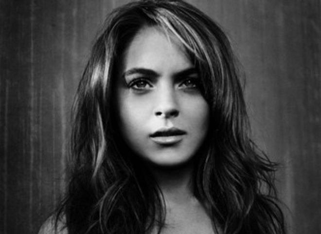 Линдси Лохан пьет шампанское