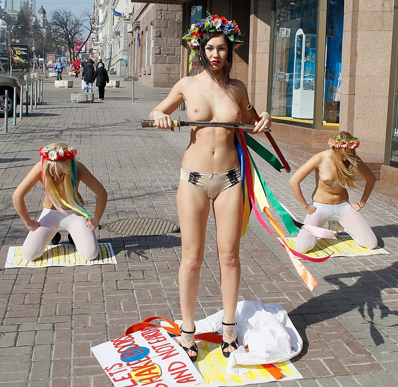 запорожец полностью обнаженные девушки фото фемен отеле