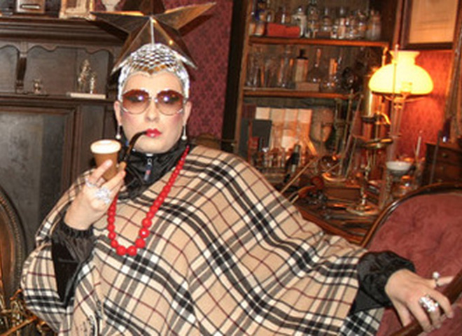 Верка Сердючка с мамой у дома Фредди Меркьюри