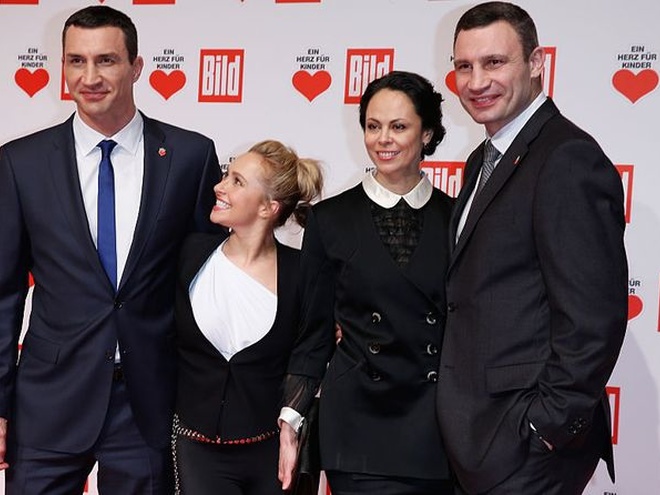 Ексдружина Віталія Кличка прокоментувала нове фото колишньої нареченої його молодшого брата