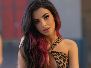 «Кінець епохи рожевого волосся»: Анна Трінчер змінила імідж