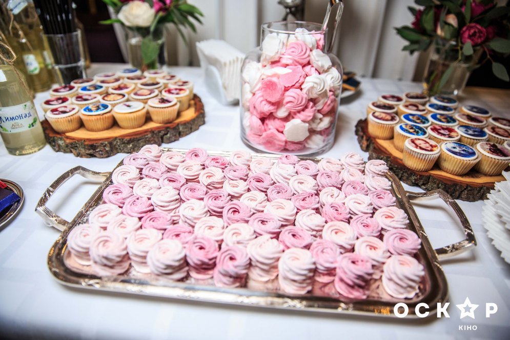 Аліса в Задзеркаллі прем'єра