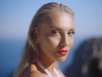 Полякова оголила сідниці в білому купальнику на Капрі