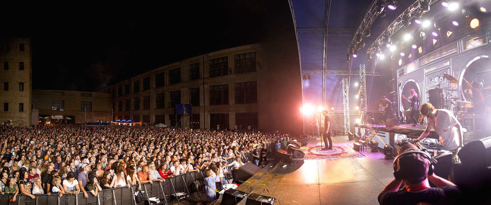 Уникальная выставка, мастер-классы, концерт в новом составе: как прошёл концерт Бумбокс в Киеве