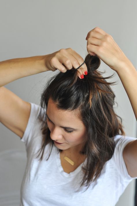 6 простих зачісок для тих, хто відрощує чубок