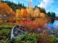Осеннее озеро и лодка