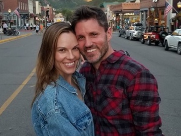 48-річна Гіларі Свенк вперше стала мамою: акторка народила двійню