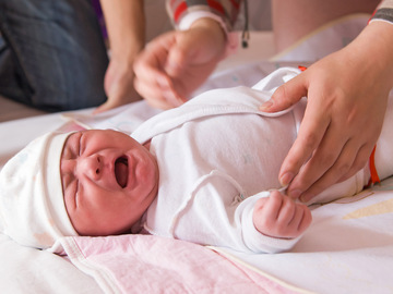 Чим полегшити коліки у новонароджених: корисні поради