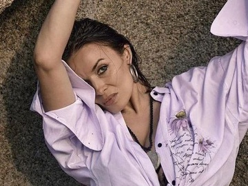 "Порох у порохівниці": Мейхер показала фото в спідній білизні на тлі моря та скель