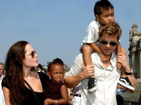 Джоли и Питт: жизнь звездной пары в фотографиях