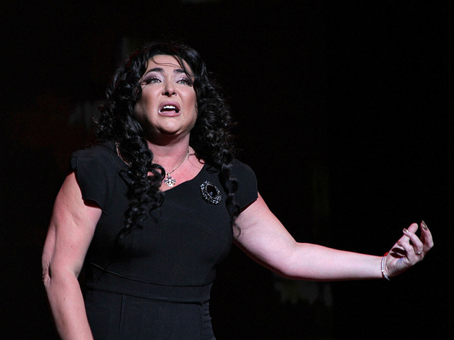 Лолита показала ноги