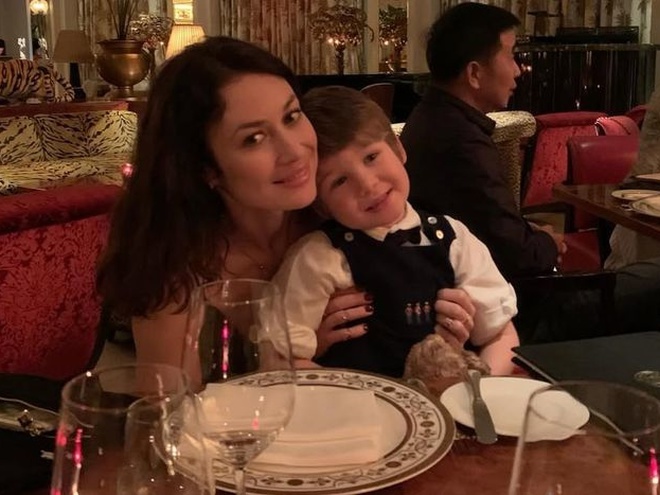 Ольга Куриленко показала рідкісні фото з батьком своєї єдиної дитини