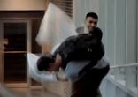 Дуэль на подушках с прохожими