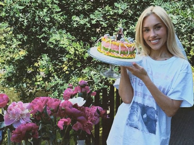 Даша Квіткова зі сльозами на очах приміряла весільну сукню в салоні