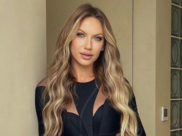 "Роксолеся. Сучасне століття": Нікітюк показала декольте й руде волосся