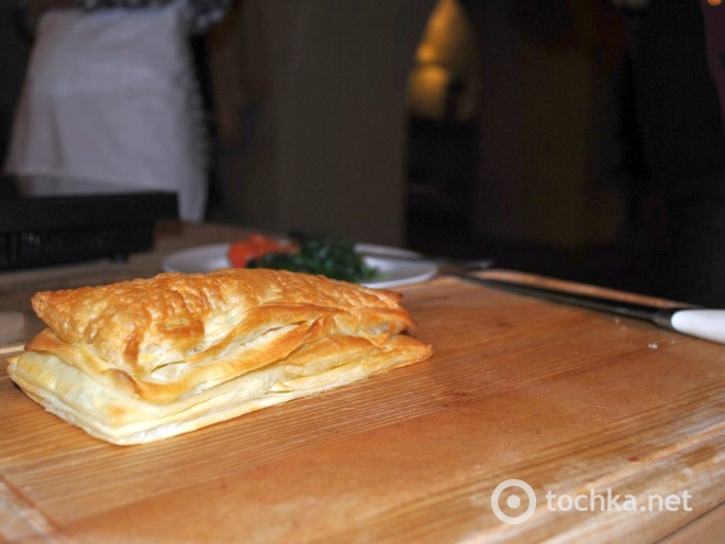 Як приготувати качку - Листковий пиріг зі шпинатом та малиновим соусом