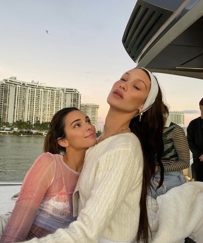 Белла Хадид и Кендалл Дженнер отменяют зиму: смотрим пляжные фото моделей